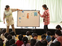 パネルシアターをしている写真