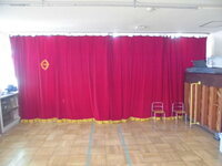 劇場、幕が閉まっている写真