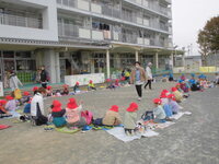 子どもたちが輪になっている写真