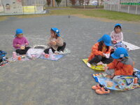 5歳児がお弁当を食べている写真