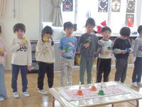 5歳児が並んでいる写真