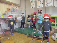 3歳が楽器を演奏して、踊っている写真