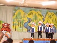 やぎが橋を渡っている写真