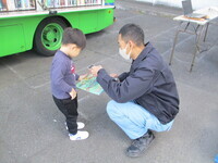 本を借りるのでピッとしてもらう子どもの写真