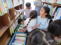 本を選ぶ子どもたちのしゃしん2