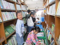 本を選ぶ子どもたちのしゃしん3
