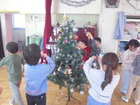 ツリーを飾る子供たちの写真2