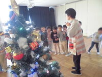 ツリーとこどもたちの写真