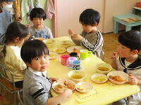 3歳が食べている写真