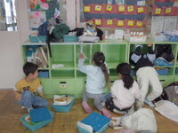 ロッカーを拭いている写真