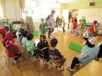 4歳児クラスが半円に座っている写真