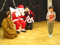 サンタさんに質問している写真