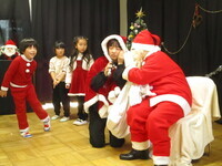 サンタが司会に話している写真