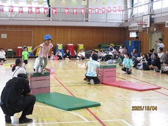 3歳児クラスの子どもが巧技台から飛び降りている様子の写真