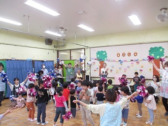 ポンポンをもって踊っている様子の写真