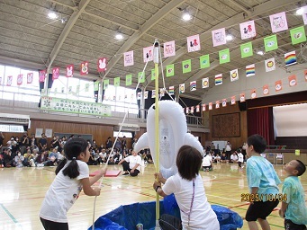 4歳児の子どもがジンベイザメをひもを引いて吊り上げている様子の写真