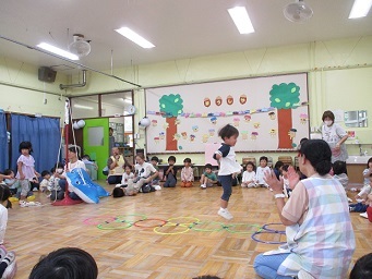 ホールでケンケンパを楽しんでいる様子