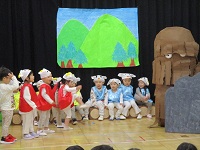 トロルと演じている様子の写真