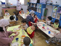 クリスマスのパーティーの様子の写真