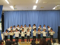 ハンドベルを演奏している様子の写真