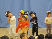 1歳児が帽子をかぶってダンスをしている様子の写真