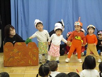 1歳児が株の劇を演じている様子の写真