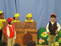 木のうちの前で演じている様子の写真