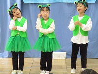 緑の衣装で演じている子どもの様子の写真