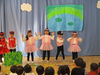 ピンクの衣装で、演じている柚須の写真