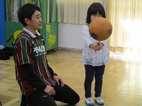 ボールをぼーうの上で回している様子の写真