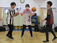 園長先生とぱほーマンスをしている様子の写真