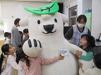 エコクマ君と交流している子ども達の様子の写真