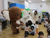 エコアラと交流している様子の写真