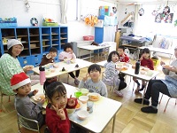 給食でクリスマスパーティーをしている様子の写真
