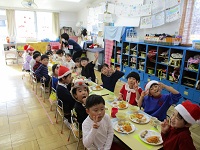 5歳児が、パーティーをしている様子の写真