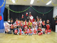 きりん組とサンタクロースの写真