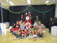 4歳児とサンタクロースの写真