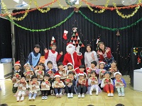 5歳児とサンタクロースとの写真