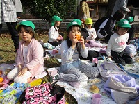 美味しく食べている様子の写真