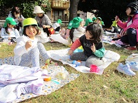 4歳児のお弁当を食べている様子の写真