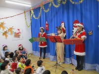 クリスマスメドレーの演奏をしている様子の写真