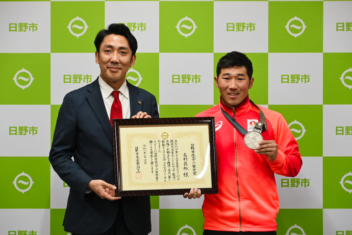 贈呈式写真　名村選手と市長