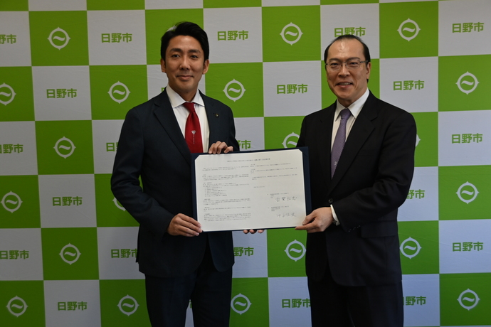 古賀市長と冲永理事長の写真