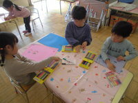 お絵描きしている4歳児の写真2