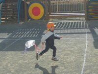 2歳が凧をもって走っている写真