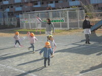 2歳が凧上げをしている写真1