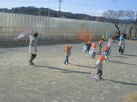 2歳児が凧あげをしている写真2