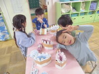 編み物をしている5歳児1