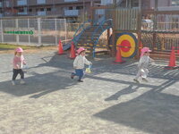 一歳が凧あげをしている写真1