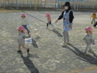 1歳が凧あげをしている写真3